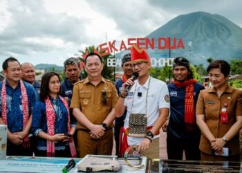 Menparekraf Sandiaga Salahuddin Uno ajak masyarakat termasuk pelaku pariwisata dan ekonomi kreatif di Desa Wisata Kakaskasen Dua, Tomohon, Sulawesi Utara, ciptakan konten unik dan menarik untuk mempromosikan produk parekrafnya melalui platform sosial media termasuk salah satunya Tiktok, pada Selasa (8/8/2023). (Dok. Kemenparekraf)
