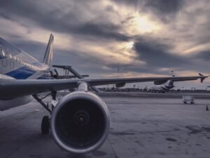 Tips melakukan perjalanan dengan pesawat udara. (Foto: Ahmed Muntasir/Pexels)