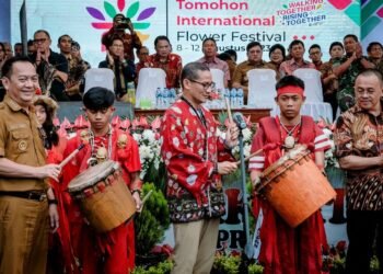 Menparekraf Sandiaga Uno resmi membuka Tomohon International Flower Festival (TIFF) 2023 di Panggung Rakyat Tomohon, Sulawesi Utara pada Selasa (8/8/2023). (Foto Dok Kemenparekraf)