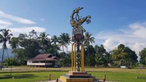 Objek wisata Tugu Khatulistiwa di Sulawesi Tengah.