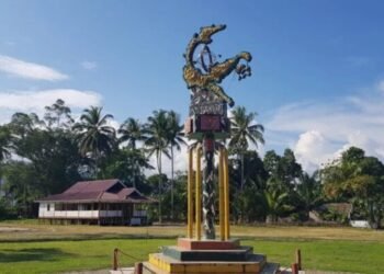 Objek wisata Tugu Khatulistiwa di Sulawesi Tengah.