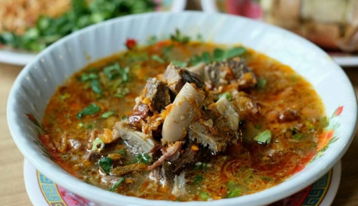 Coto Makassar, salah satu hidangan kuliner khas Sulawesi Selatan.