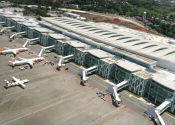 Tampak dari atas Bandara Sultan Aji Muhammad Sulaiman (SAMS) Sepinggan, Balikpapan, Kalimantan Timur. (Foto Twitter @potretlawas)